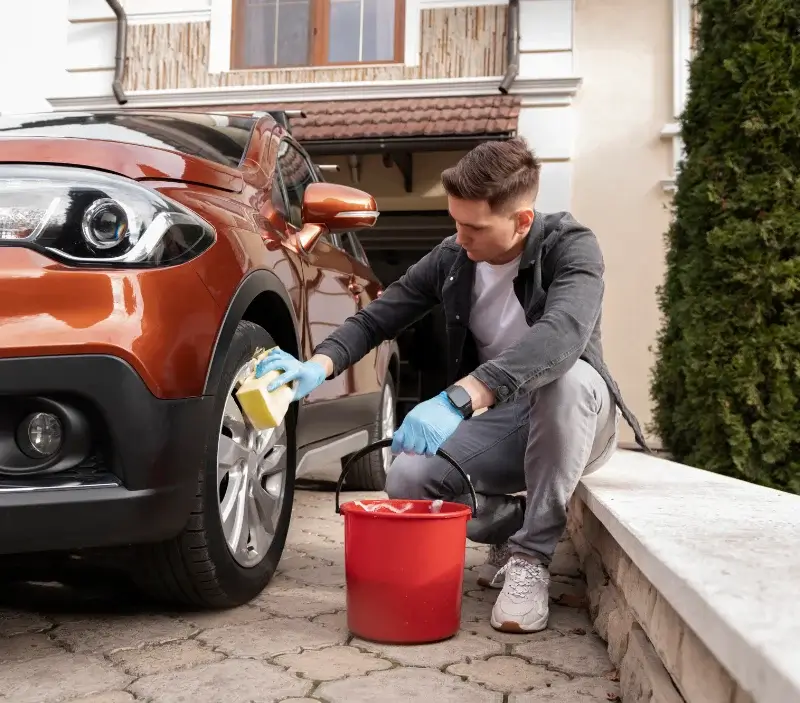 Lavage auto à domicile Saint-Léger-Vauban : professionnel intervenant sur un véhicule